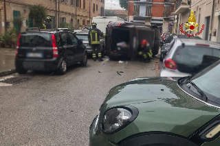 Civitanova Marche – Auto si ribalta in via Mameli: due feriti